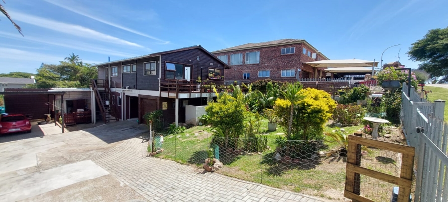 6 Bedroom Property for Sale in Paradise Beach Eastern Cape